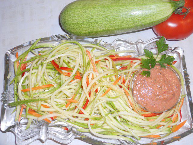 Зеленчукови спагети със сос