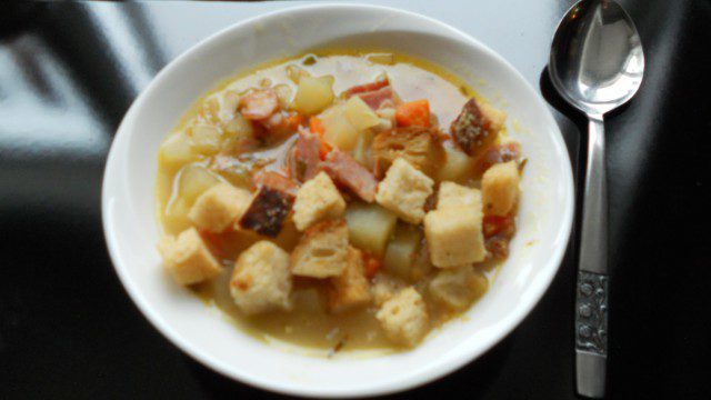 Зимна картофена супа със запечен бекон и шунка