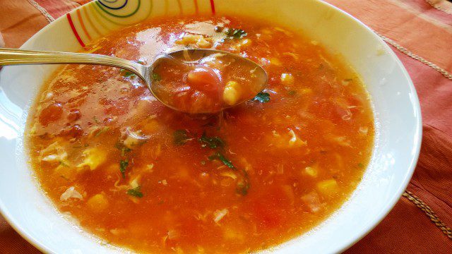 Доматена супа с царевица и бекон
