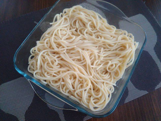 Спагети на фурна с много подправки и кашкавал