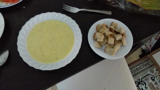 Картофена крем супа с хлебни крутони