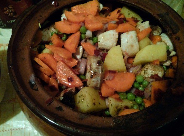 Гювеч с картофи, гъби и зеленчуци