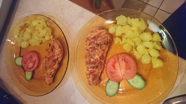 Пилешки филенца с доматено пюре и розмарин