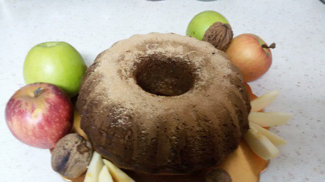 Лесен кекс с ябълки и орехи