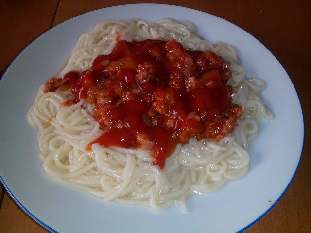 Спагети с кайма и пикантен сос