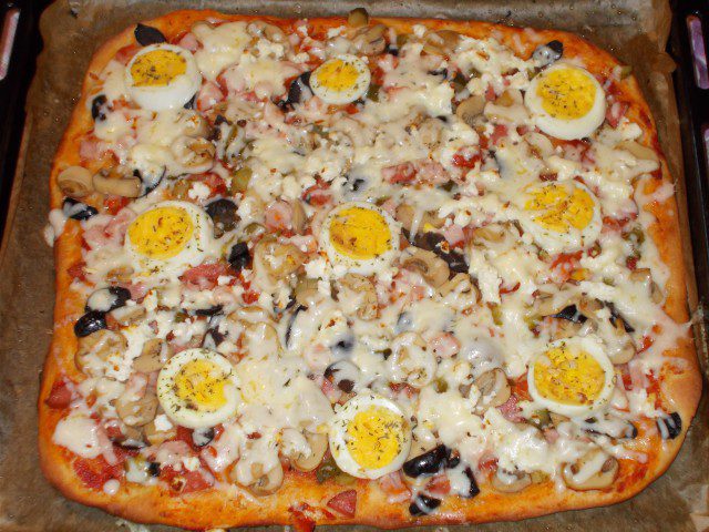 Домашна пица с яйца, сирене и колбаси