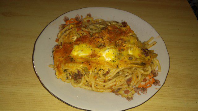 Спагети с кайма, зеленчуци и заливка