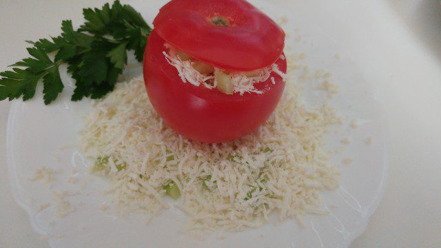 Пълнен домат със салата