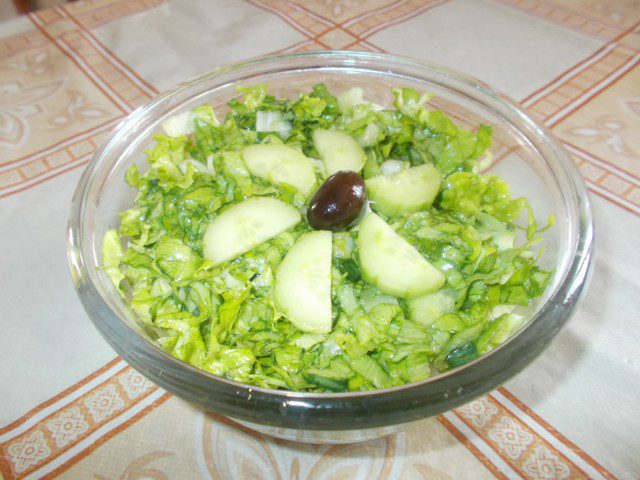 Зелена салата с краставица