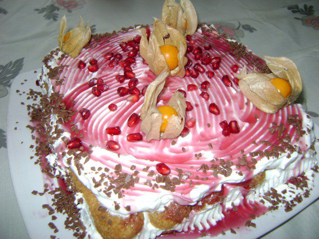 Бишкотена торта с нар и физалис