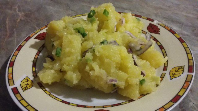 Обикновена картофена салата с лук