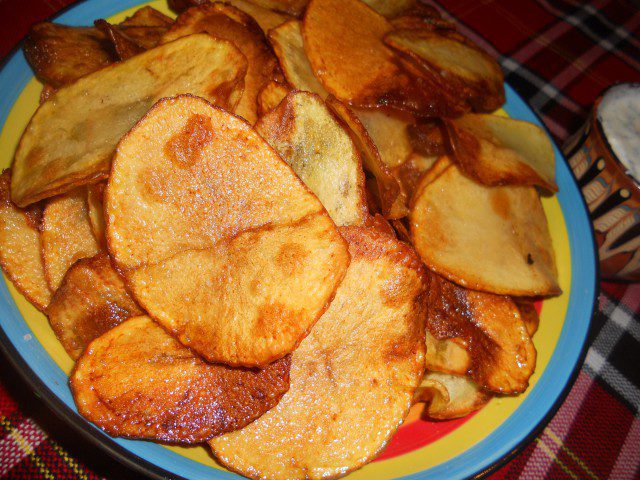 Пикантен картофен чипс с чеснов сос