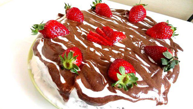 Торта с ягоди и шоколад без захар и глутен