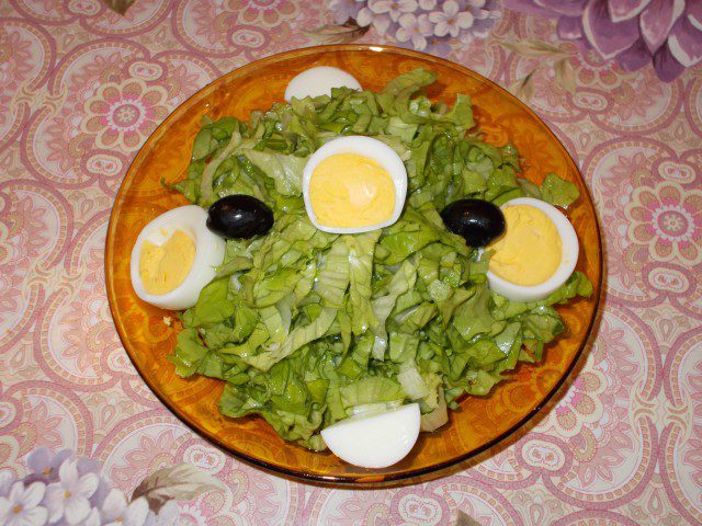 Зелена салата с яйца