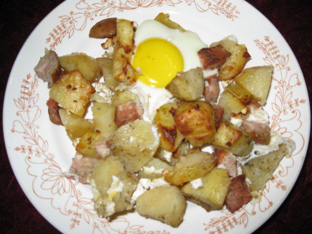 Запечени картофки с наденичка и яйце