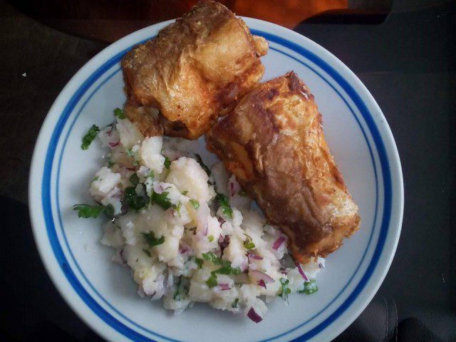 Пържена бяла риба с картофена салата