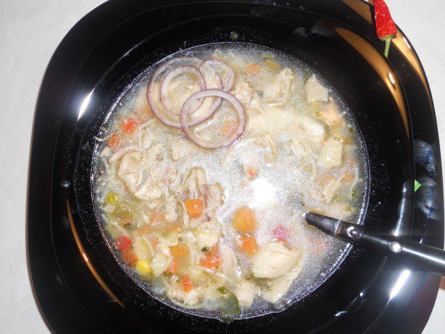 Колоритна пилешка супа