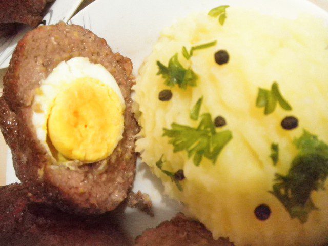 Яйца в кайма с кашкавал и картофено пюре