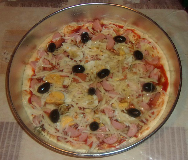 Пица с варени яйца и маслини