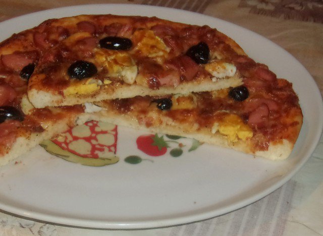 Пица с варени яйца и маслини