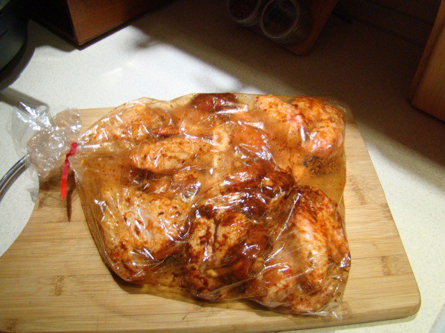 Пилешки крилца с подправки и мед в плик за печене