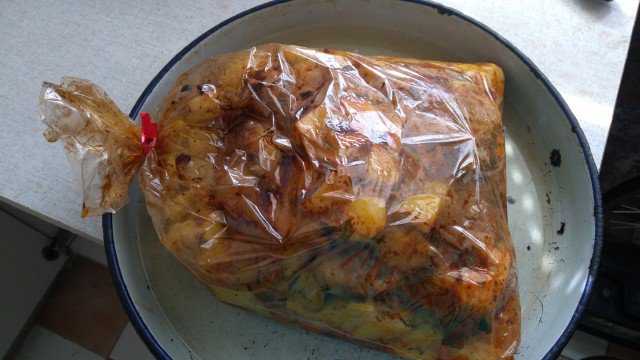 Задушени пилешки бутчета в плик с лук, босилек и картофи