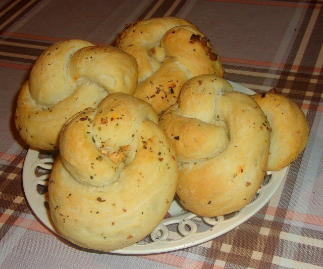 Пикантни хлебчета с чесън и чили