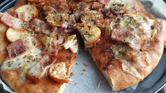 Пица с карамелизиран лук и бекон