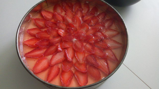 Желирана торта с крем и ягоди