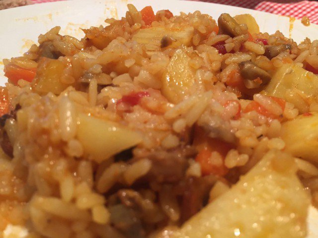 Ориз с картофи и домати на фурна