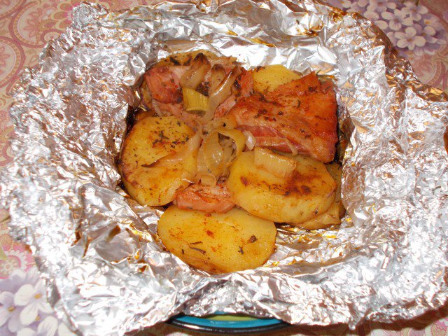 Задушени картофки във фолио с пушено месо