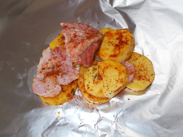 Задушени картофки във фолио с пушено месо
