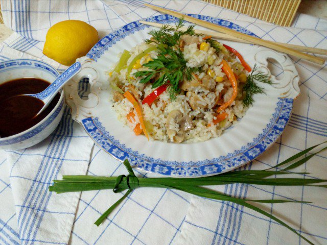 Ориз Басмати с пилешко, зеленчуци и пикантен сос