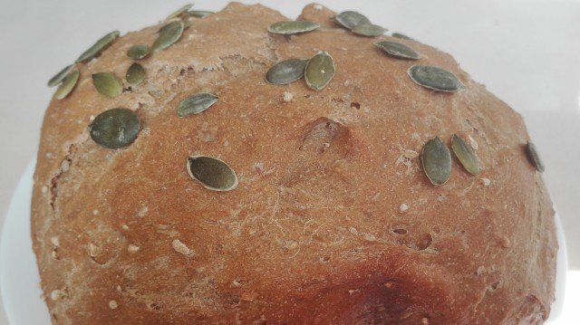 Пълнозърнест хляб с тиквени семки в хлебопекарна