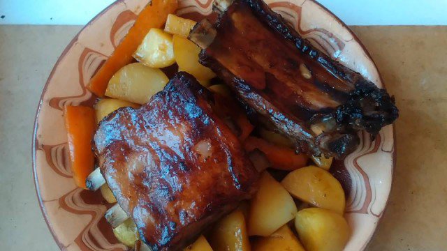 Свински ребра с моркови и картофи