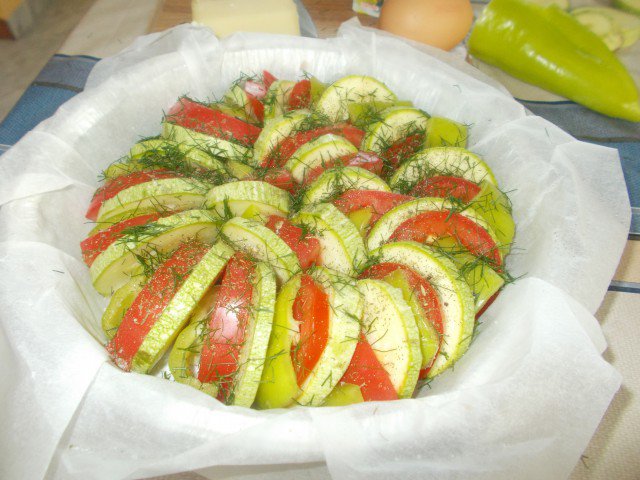 Печени тиквички със зеленчуци по селски
