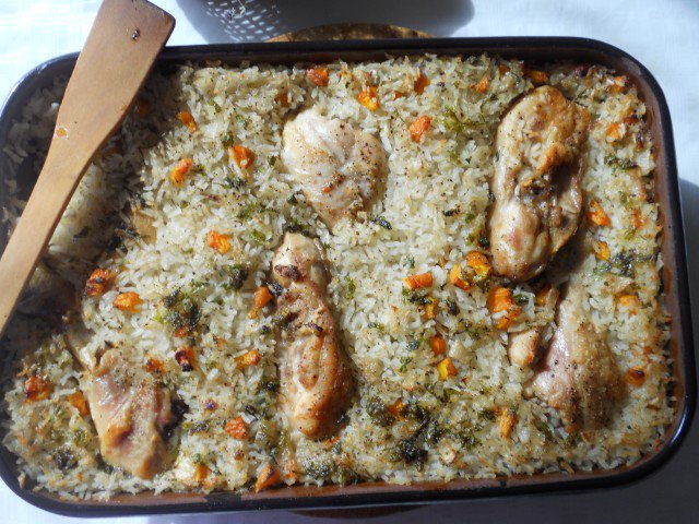 Пилешки бутчета с ориз и моркови на фурна