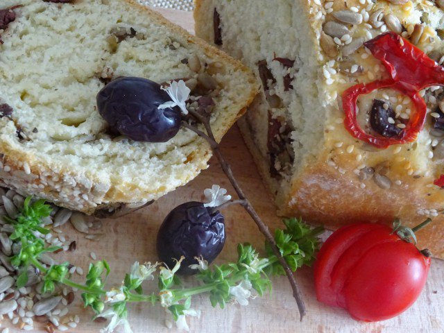 Домашно изпечен хляб с маслини и семена