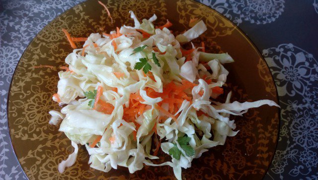 Класическа зеле и моркови салата