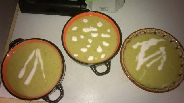 Зелена крем супа от тиквички с крутони