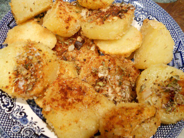 Печени хрупкави картофки с мащерка и риган