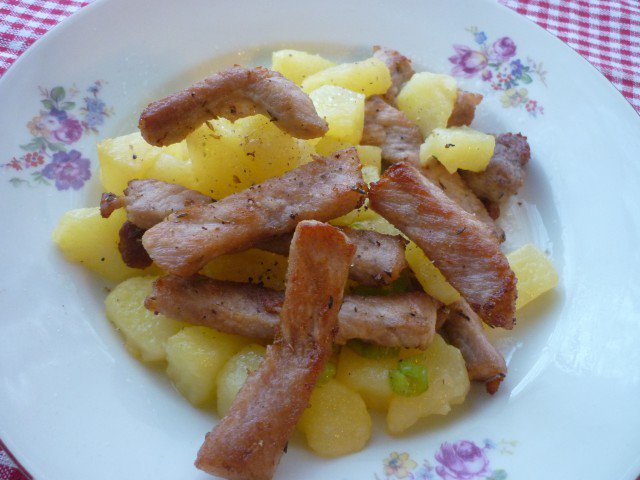 Свински жулиени и картофи на тиган