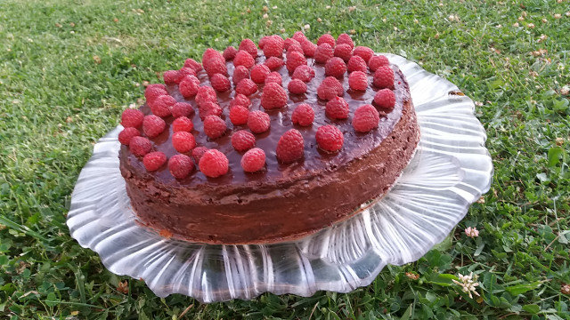 Веганска шоколадова торта с малини