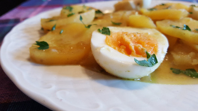Картофи с варени яйца