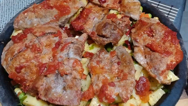 Мариновано месо на сач с много зеленчуци