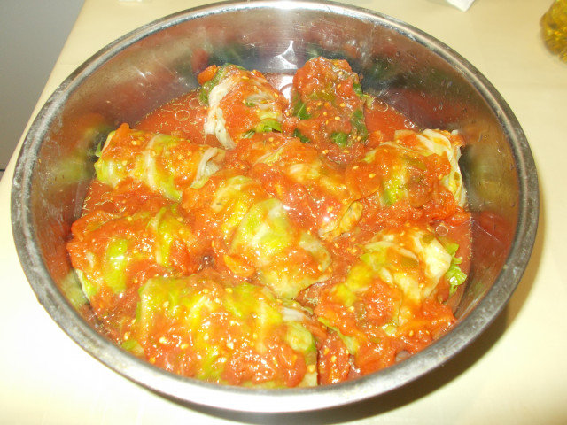 Печени сарми с прясно зеле и доматен сос