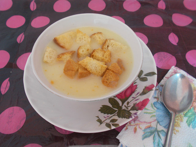 Картофена крем супа с хлебни крутони