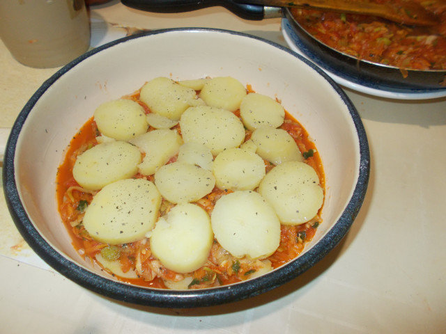 Постни картофи с тиквички на фурна