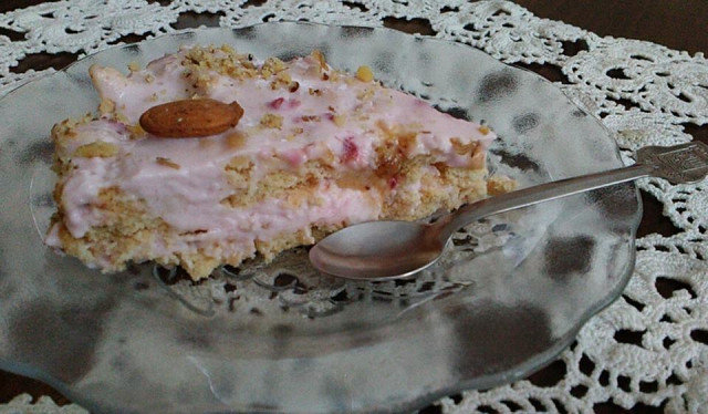 Бисквитена торта със сладко от малини