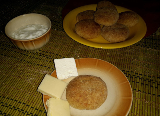 Солени пълнозърнести питки с кашкавал и сирене